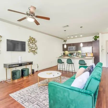 Your Emerald Luxury Escape-King Suite/Med/Nrg/Dtwn
